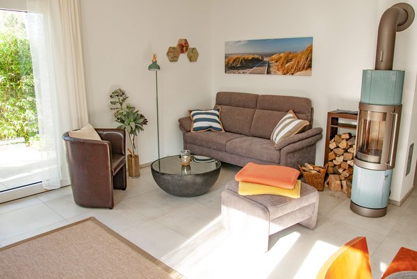 Sitzgruppe im Wohnbereich mit Kaminofen Wohnbereich, Kaminofen, Terrassentür